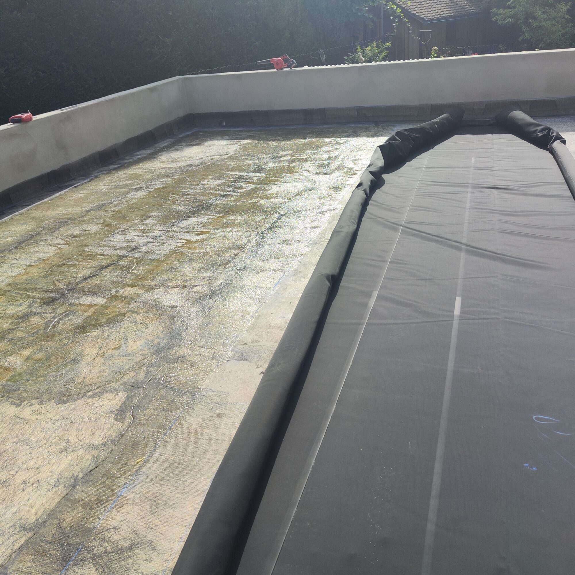 EPDM autoadh&eacute;sif ou &agrave; coller : quel type de pose est le plus durable ? Rixheim